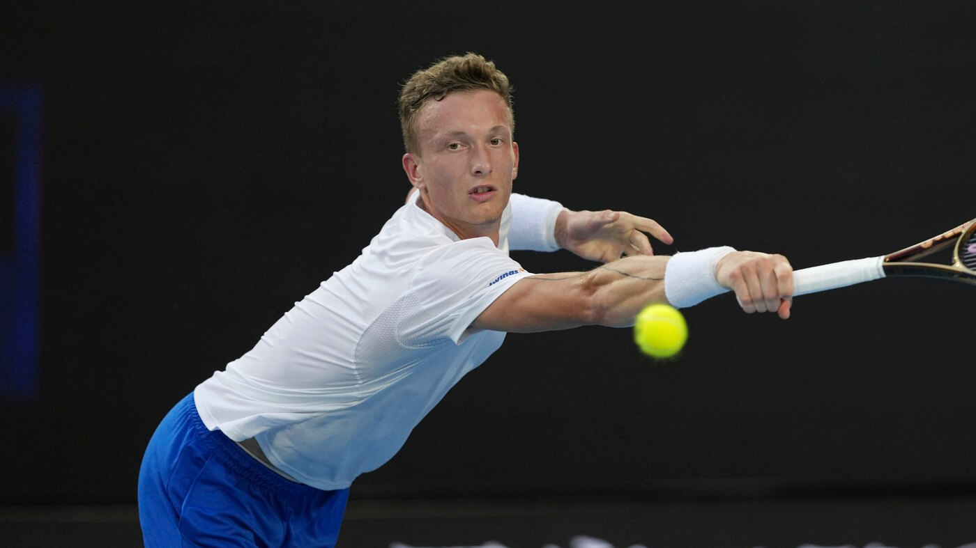 Jiří Lehečka během vítězného zápasu na Australian Open 2025; Lehečka dnes hraje 3. kolo proti Benjaminu Bonzimu