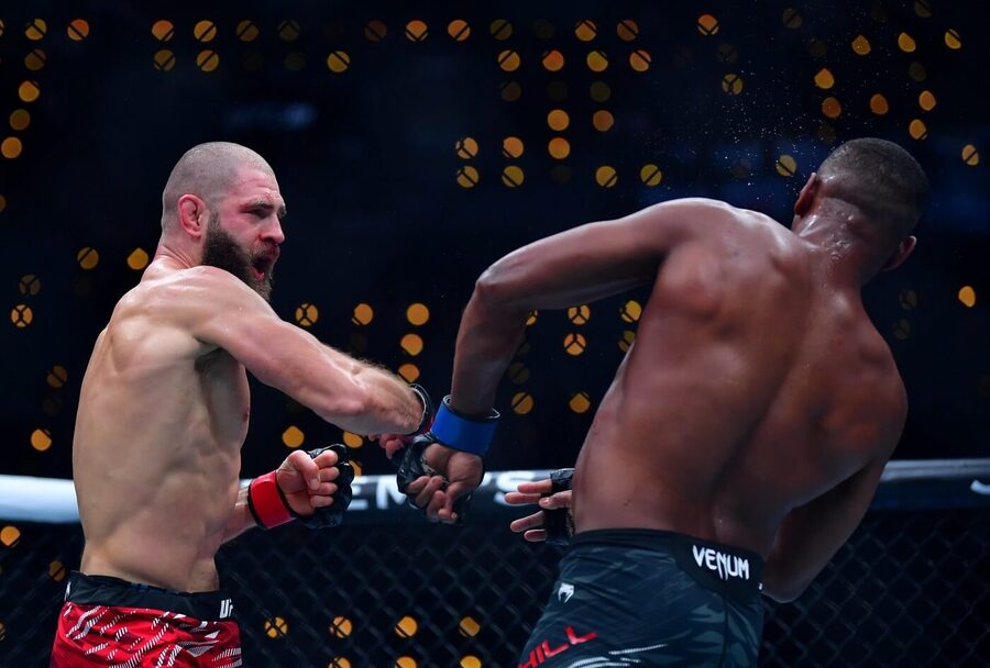 Jiří Procházka tvrdě trefuje Jamahala Hilla na turnaji UFC 311.