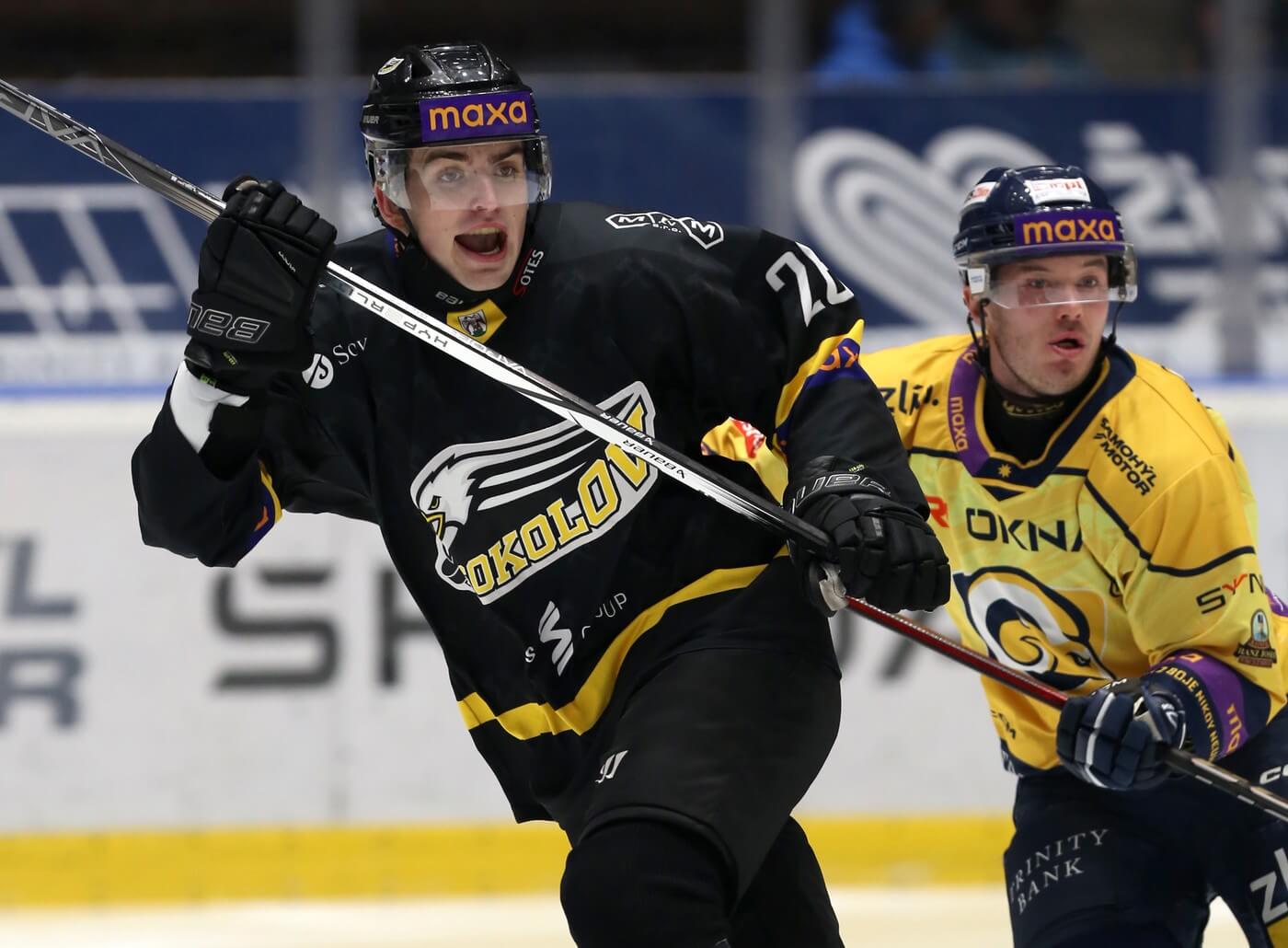 Hokej Maxa liga, Zlín vs. Sokolov, vlevo David Tureček (Sokolov), vpravo Jesse Paukku (Zlín)