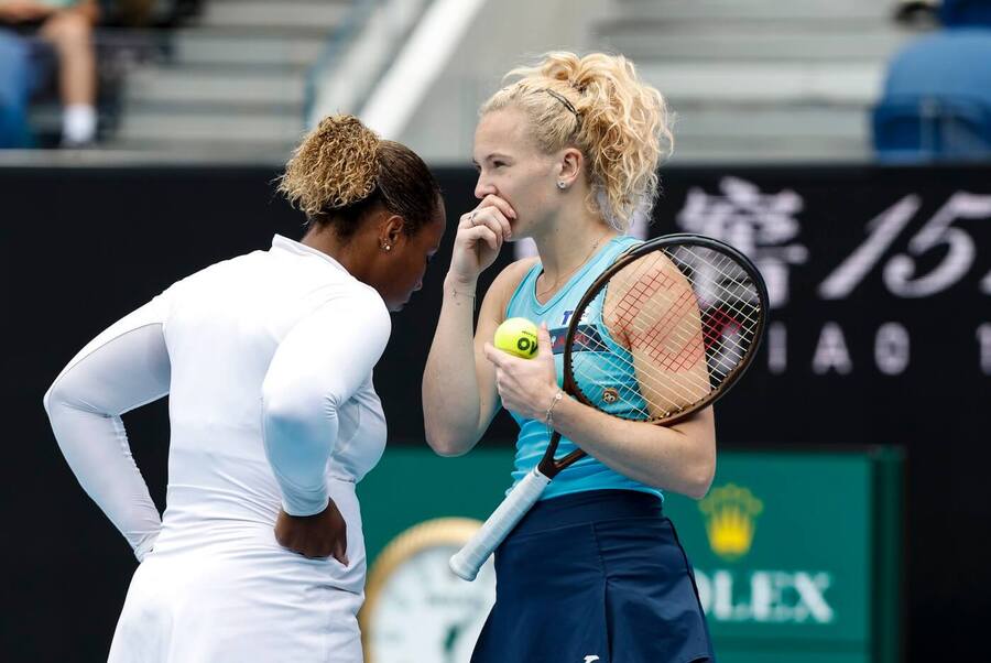 Kateřina Siniaková a Taylor Townsend ve vítězném čtvrtfinále čtyřhry na Australian Open 2025. Siniaková dnes hraje semifinále