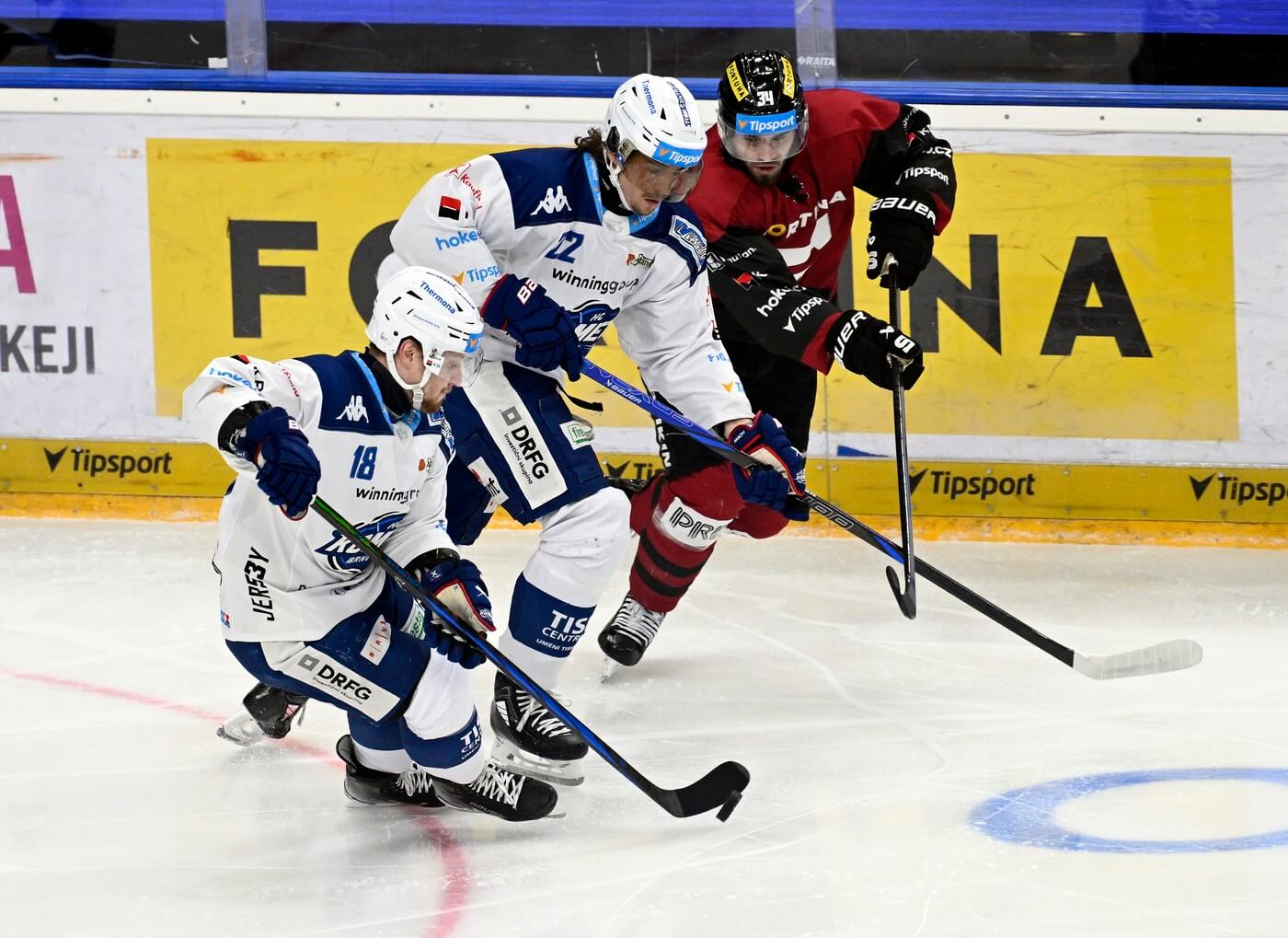 Hokej extraliga, Kometa Brno vs. Sparta Praha, na puku forvard Komety Adam Zbořil