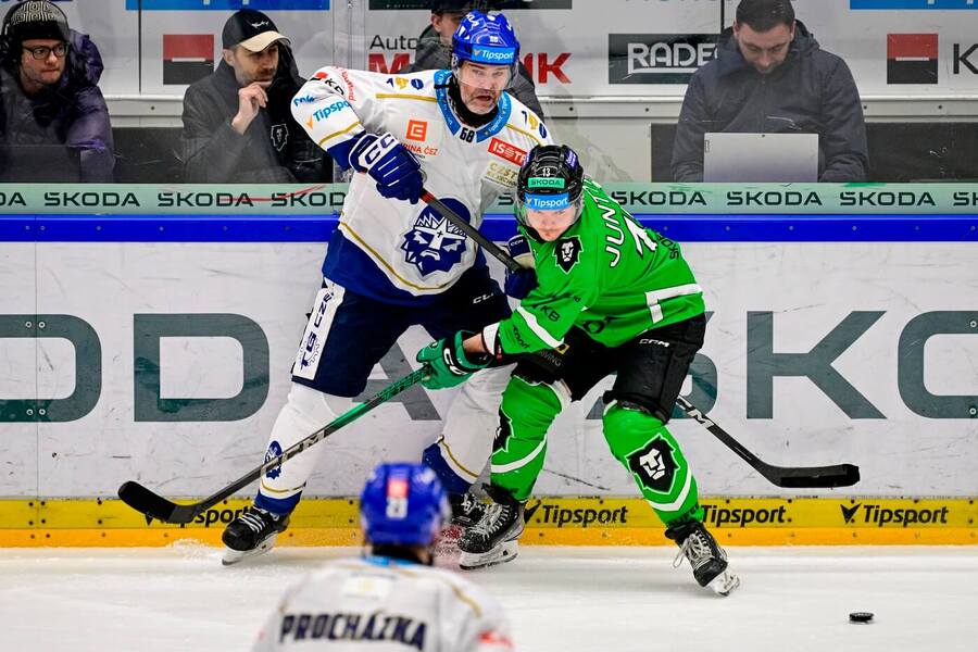 Jaromír Jágr (Rytíři) a Julis Junttila (BK) v prosincovém zápase extraligy, Kladno a Mladá Boleslav spolu hrají i v dnešním 39. kole ELH 2024/2025