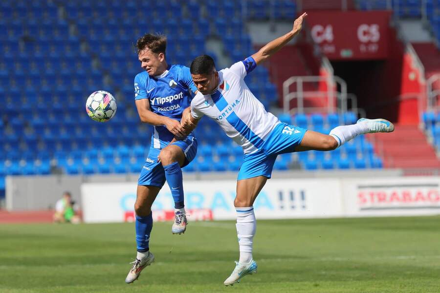 Liberecký Denis Višinský bojuje o míč s Ewertonem z Baníku Ostrava