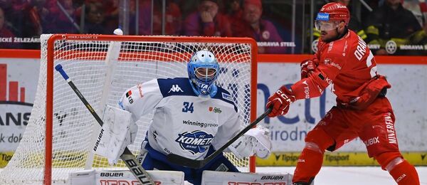 Brankář Michal Postava a útočník Vladimír Dravecký v zápase Třinec vs. Kometa Brno, který uvidíme i v dnešním 42. kole Tipsport extraligy