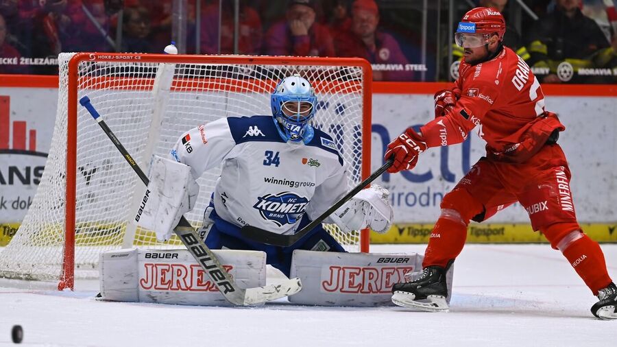 Brankář Michal Postava a útočník Vladimír Dravecký v zápase Třinec vs. Kometa Brno, který uvidíme i v dnešním 42. kole Tipsport extraligy