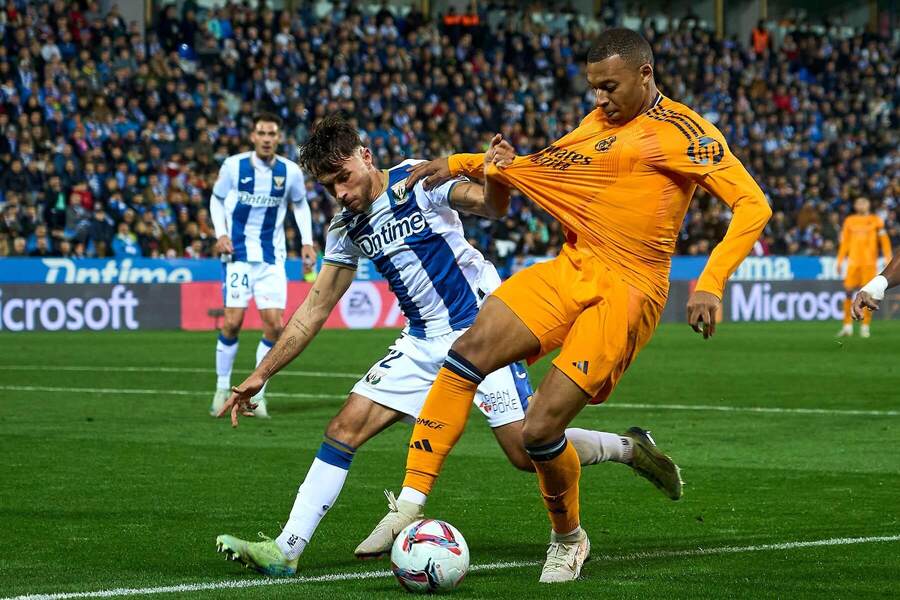 Kylian Mbappé bojuje o míč s Adriànem Altimirou z Leganés