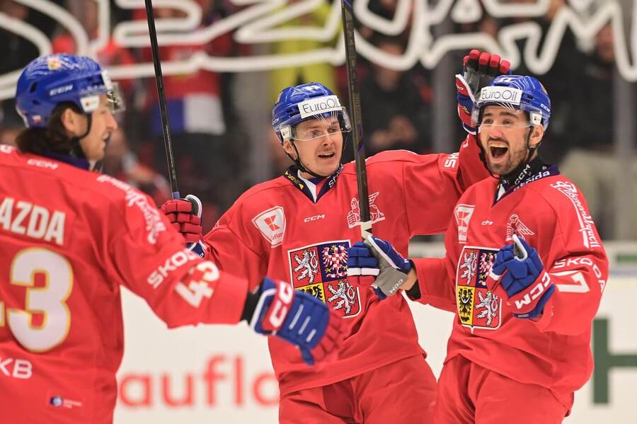 Čeští reprezentanti Daniel Gazda, Matyáš Kantner a Filip Pyrochta slaví gól v zápase Česko - Švédsko na Euro Hockey Tour 2024/2025