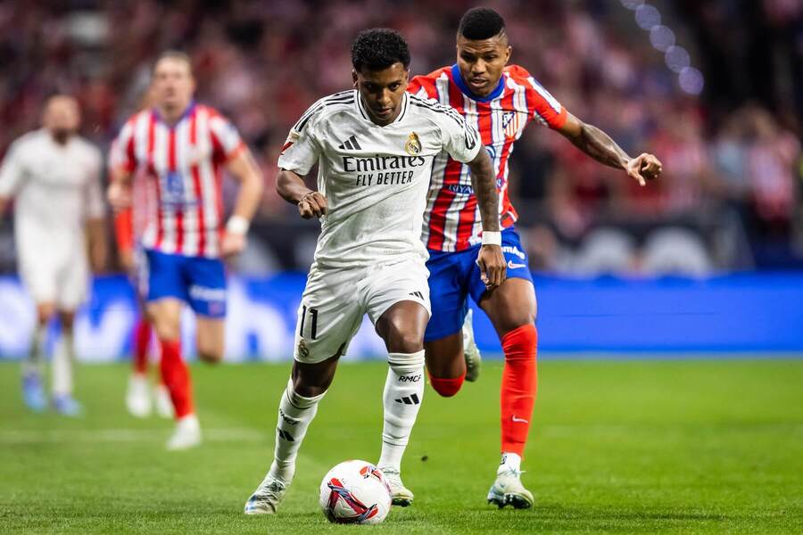 Rodrygo z Realu Madrid a Reinildo Mandava z Atlética během 8. kola La Ligy 2024/25