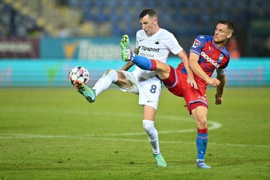 Utkání 7. kola Chance Ligy: Marek Icha (vlevo) bojuje o míč s Lukášem Kalvachem z Plzně