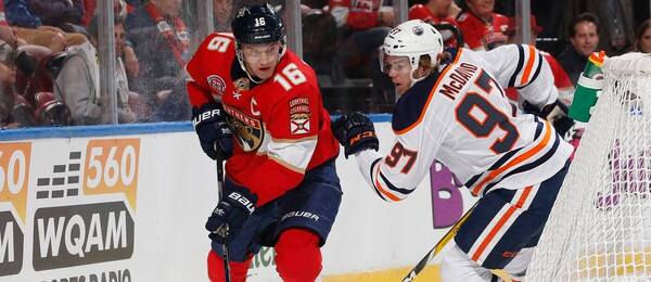 Aleksander Barkov a Connor McDavid v zápase NHL, oba byli nominováni na Turnaj 4 zemí 2025