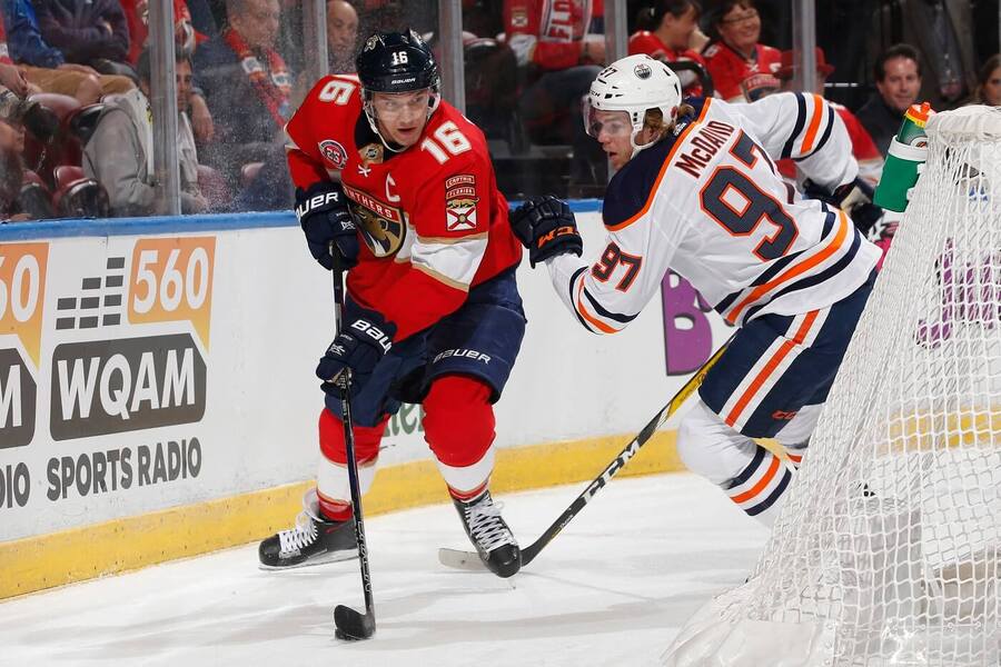 Aleksander Barkov a Connor McDavid v zápase NHL, oba byli nominováni na Turnaj 4 zemí 2025