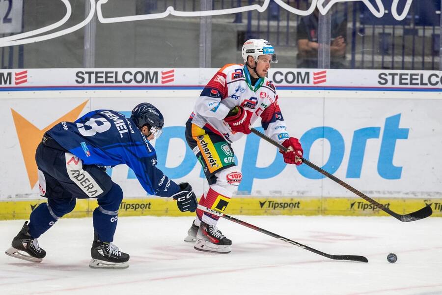 Hokejisté Patrik Demel a Roman Červenka v zápase Vítkovice - Pardubice, který česká extraliga uvidí i v dnešním 44. kole