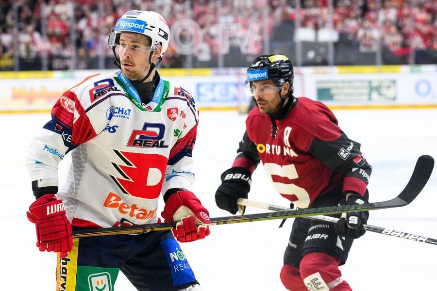 V týmu mistrů světa parťáci, v dnešním 45. kole extraligy rivalové. Roman Červenka a Michal Kempný v zápase Pardubice - Sparta Praha