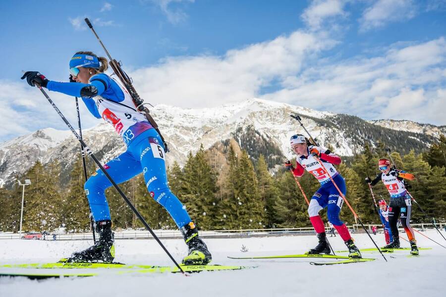 Česká biatlonistka Jessica Jislová (uprostřed) v závodě MS v biatlonu 2025. Dnes biatlonové MS pokračuje sprintem žen