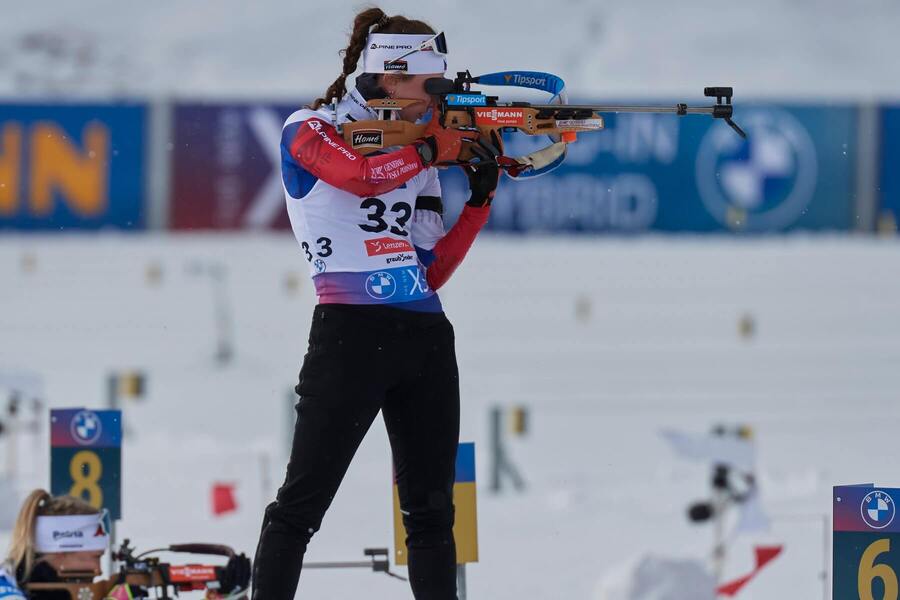 Jessica Jislová během střelby na MS v biatlonu