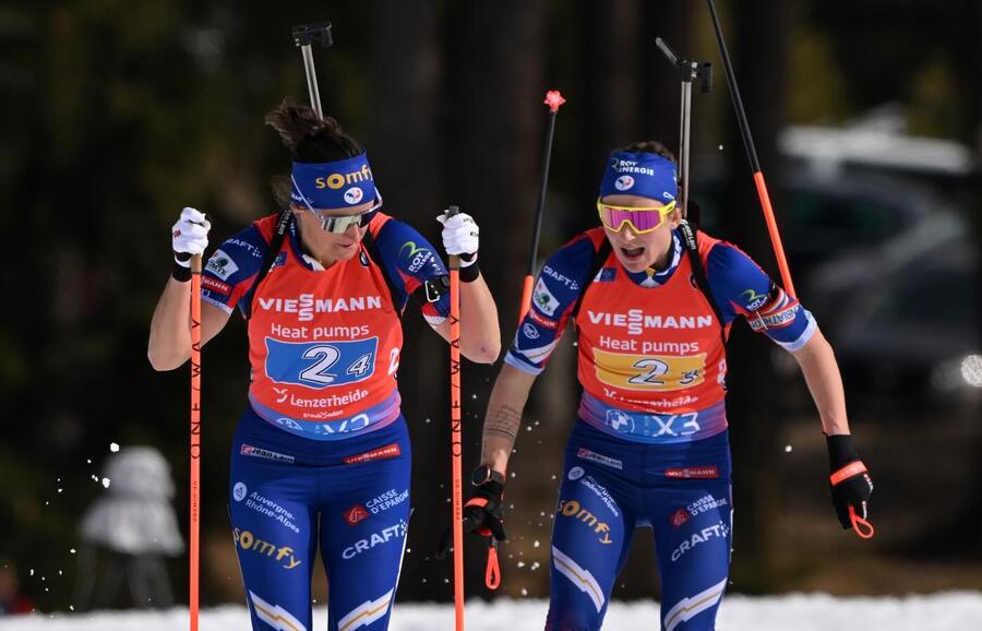 Francouzky Julia Simon a Justien Braisaz Bouchet včera zvítězily ve štafetě a dnes budou patřit k favoritkám v masáku na MS Lenzerheide