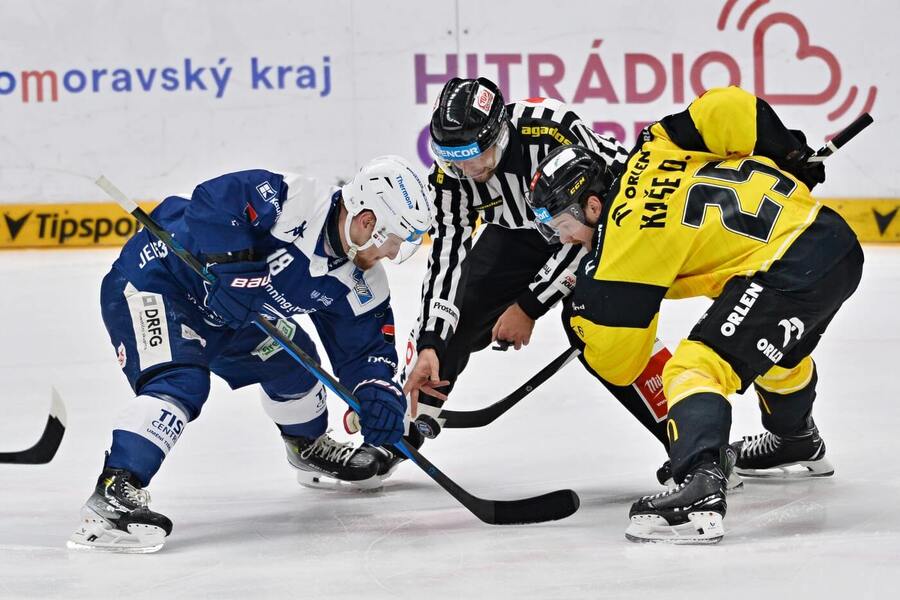 Hokej extraliga, Kometa Brno vs. Litvínov, vhazování mezi Adamem Zbořilem z Komety (vlevo) a Davidem Kašem z Litvínova (vpravo)