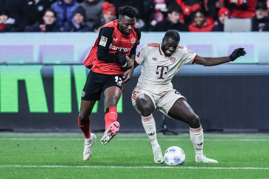 Utkání 22. kola Bundesligy: Na snímku Edmond Tapsoba z Leverkusenu a hráč Bayernu Dayot Upamecano