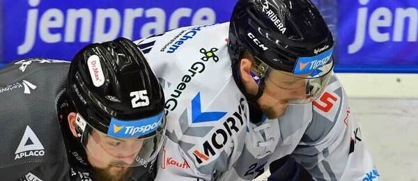 2. zápas předkola play-off TELH: Zleva karlovarský hráč Adam Rulík v souboji s Jindřichem Abdulem z Vítkovic