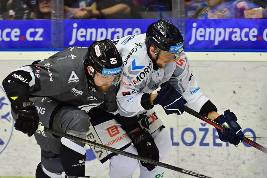 2. zápas předkola play-off TELH: Zleva karlovarský hráč Adam Rulík v souboji s Jindřichem Abdulem z Vítkovic