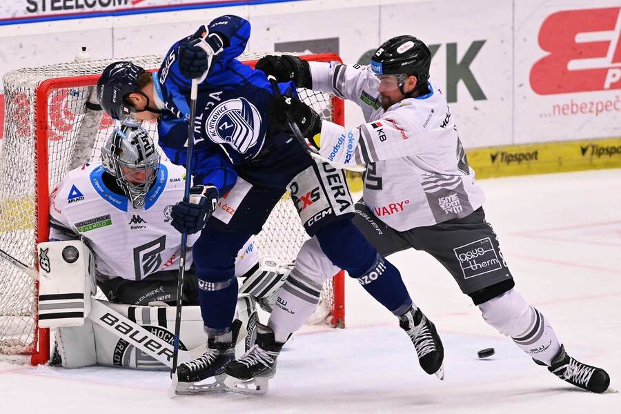 4. utkání předkola play-off TELH 2024/25: Zleva gólman Karlových Varů Dominik Frodl, vítkovický útočník Matěj Přibyl a Adam Rulík