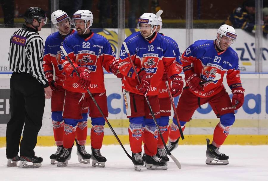 Hokejisté Poruby oslavují gól Jakuba Kotaly. Dnes je čeká 5. čtvrtfinála play off Maxa ligy Poruba vs. Litoměřice