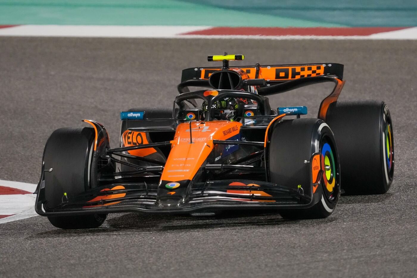 Lando Norris z McLarenu vyhrál kvalifikaci a získal pole position pro Velkou cenu Austrálie 2025.