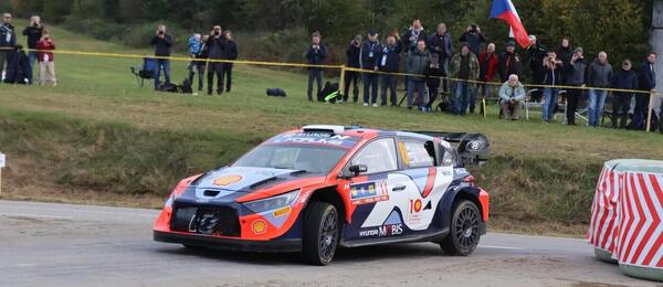 Estonský závodník Ott Tänak na trati Středoevropské rally, fotka z roku 2024 Estonský závodník Ott Tänak na trati Středoevropské rally, fotka z roku 2024